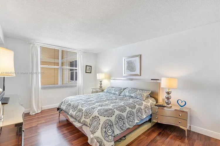 The Wave Condominium #1618 image #8