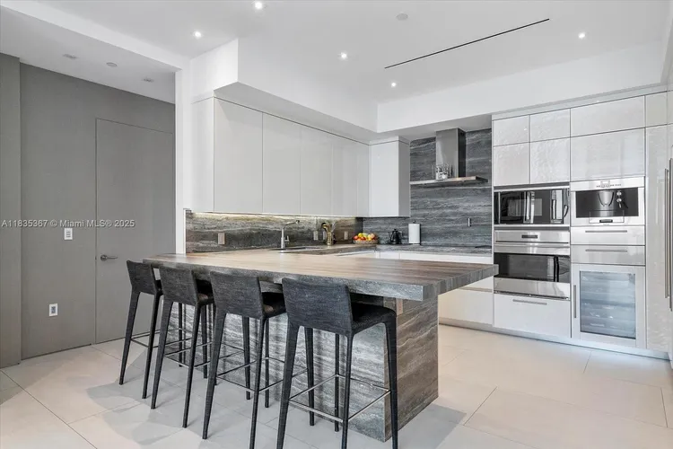 Chateau Beach Residences #2002 image #15