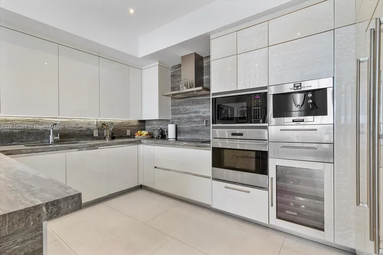 Chateau Beach Residences #2002 image #17