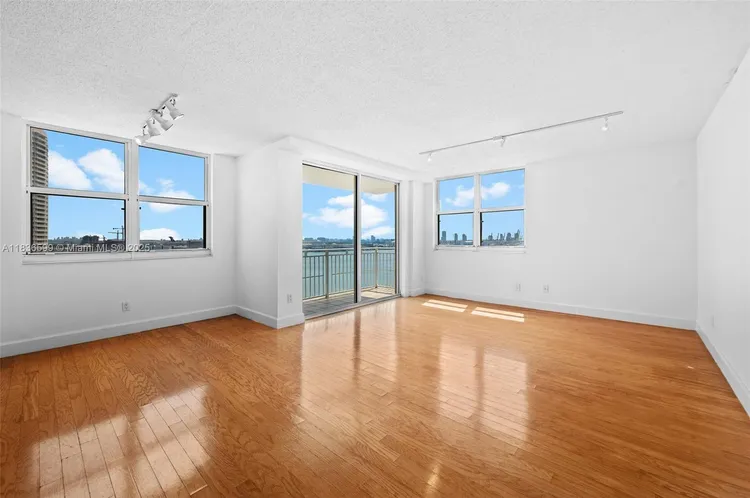 Isola #1915 image #10