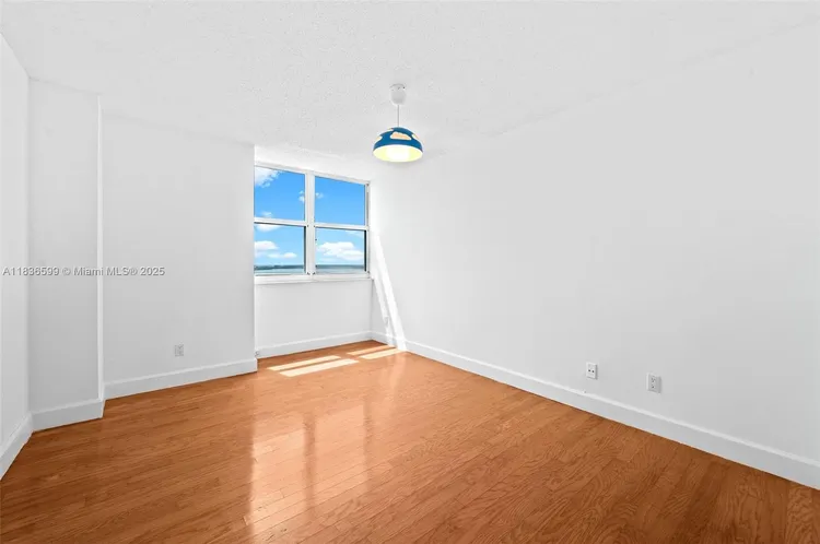 Isola #1915 image #16