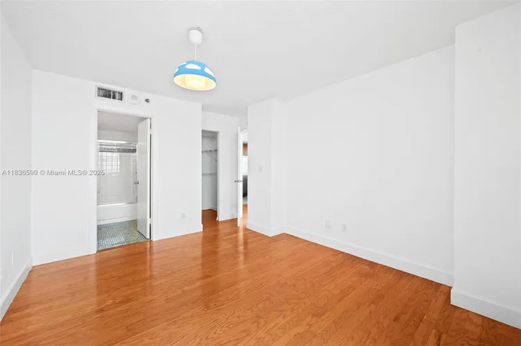 Isola #1915 image #18