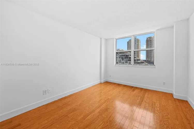 Isola #1915 image #20