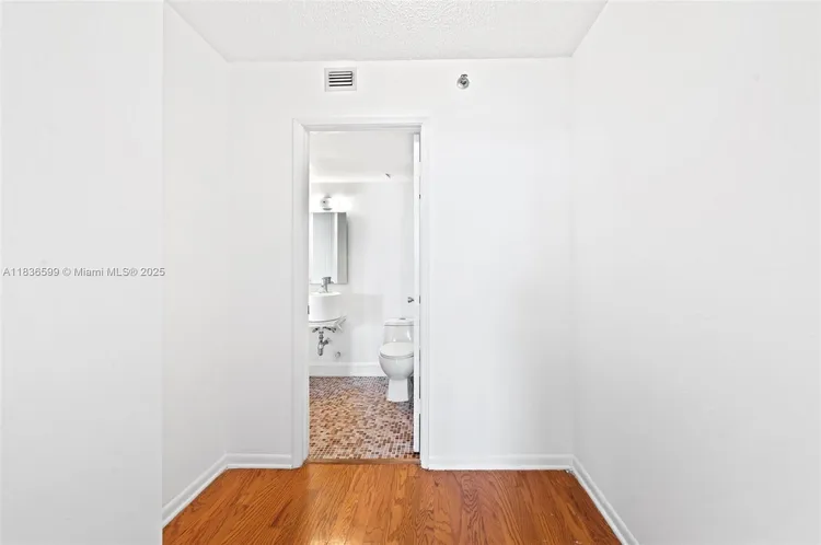 Isola #1915 image #22