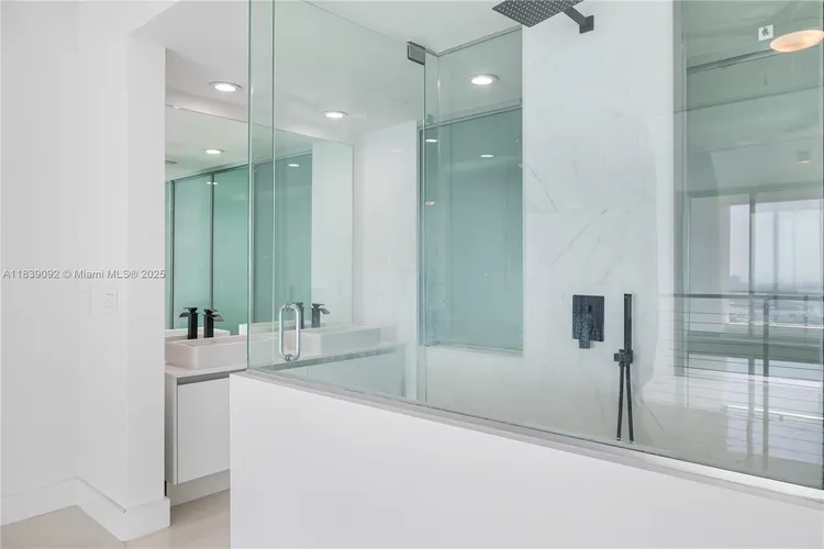 Ten Museum Park #4003 image #10