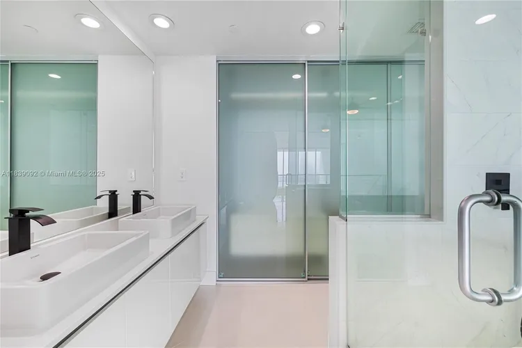 Ten Museum Park #4003 image #8