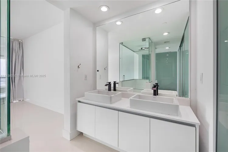 Ten Museum Park #4003 image #9