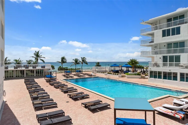 Carriage House #629 image #16