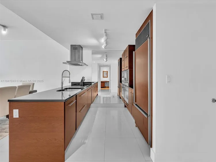 Icon Brickell II #5009 image #10