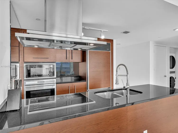 Icon Brickell II #5009 image #22