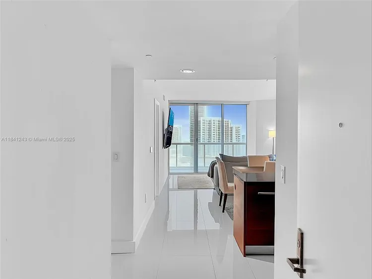 Icon Brickell II #5009 image #8