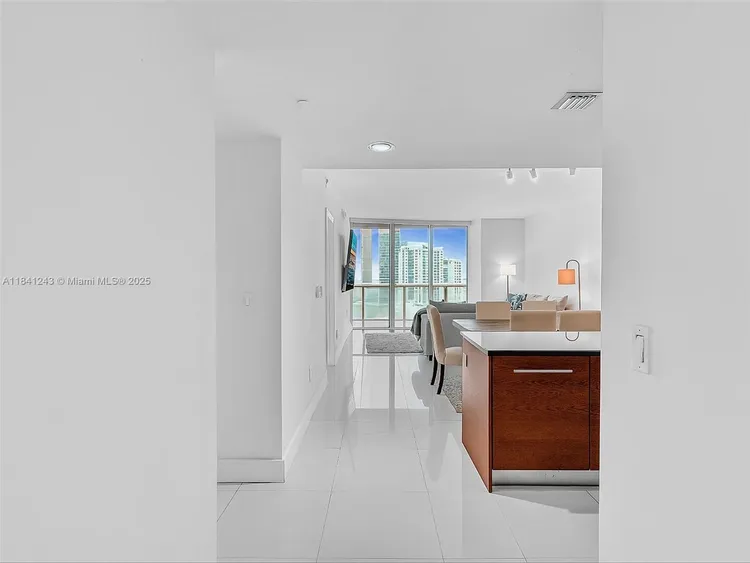 Icon Brickell II #5009 image #9