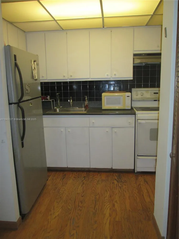 Winston Towers #710 image #6