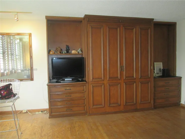 Winston Towers #710 image #8