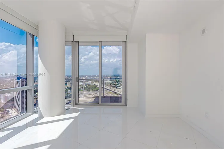 Paramount Miami Worldcenter #1902 image #17