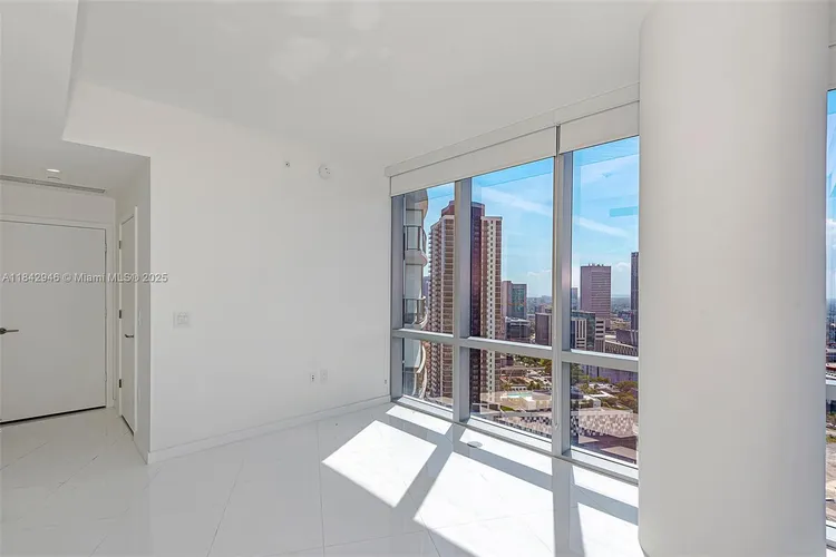 Paramount Miami Worldcenter #1902 image #18