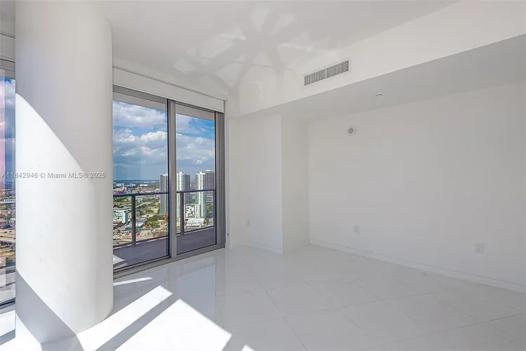 Paramount Miami Worldcenter #1902 image #19