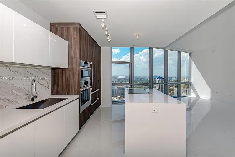 Paramount Miami Worldcenter #1902 image #7