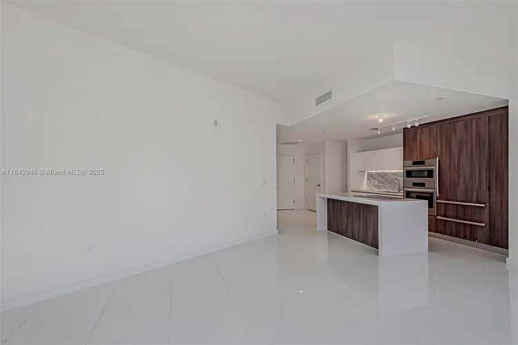 Paramount Miami Worldcenter #1902 image #8