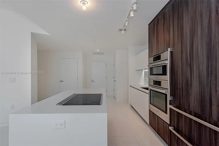 Paramount Miami Worldcenter #1902 image #9