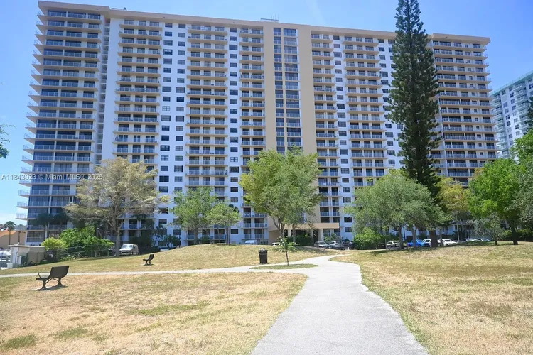 Winston Towers #1515 image #15