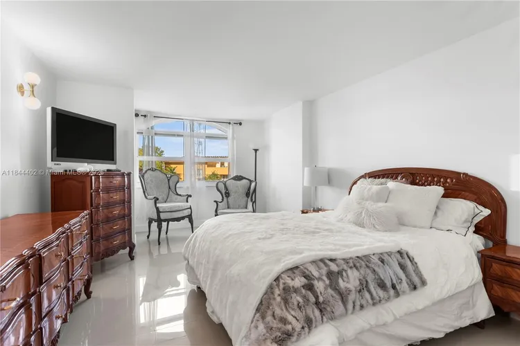 Yacht Club at Portofino #409 image #8