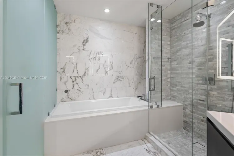 Paramount Miami Worldcenter #3007 image #25