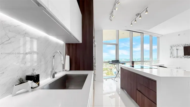 Paramount Miami Worldcenter #3302 image #17