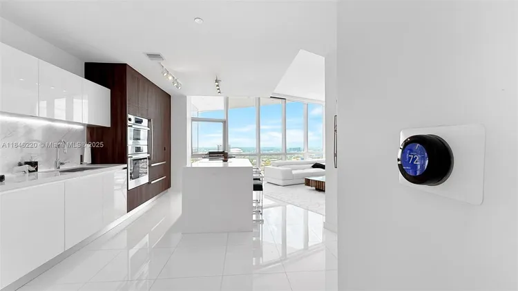 Paramount Miami Worldcenter #3302 image #23