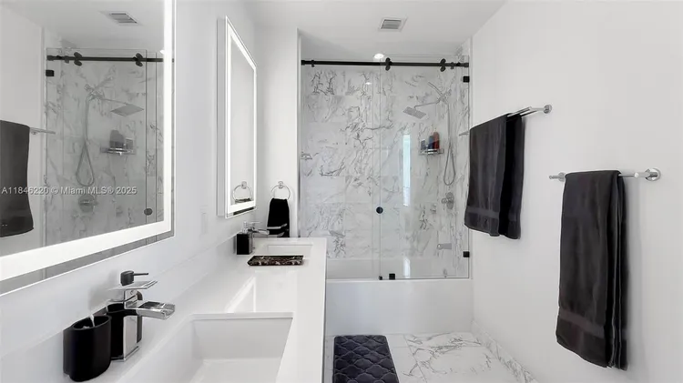 Paramount Miami Worldcenter #3302 image #9