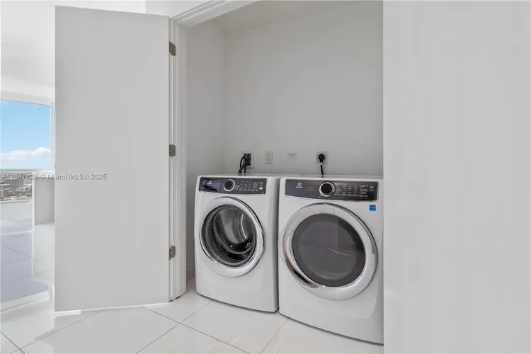 Paramount Miami Worldcenter #4104 image #34