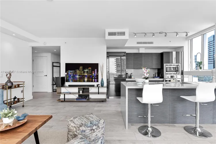 The Bond #2601 image #10