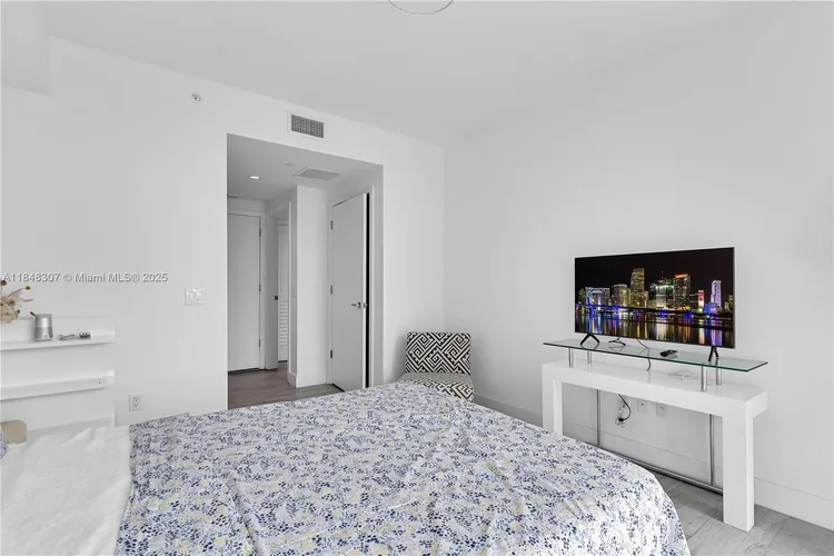 The Bond #2601 image #17