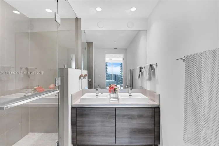 The Bond #2601 image #19