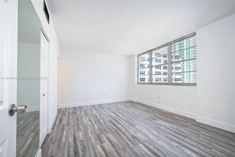 Four Ambassadors #1662 image #11