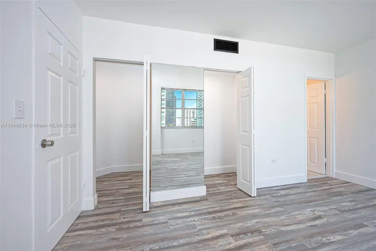 Four Ambassadors #1662 image #8