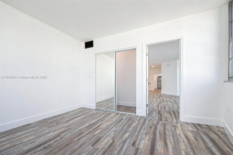 Four Ambassadors #1662 image #9