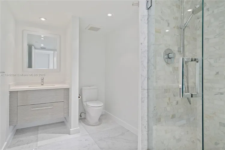 Turnberry Towers #9D image #15