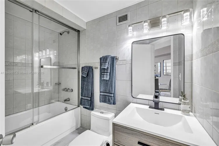 Four Ambassadors #970 image #11