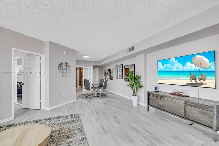 Four Ambassadors #970 image #15