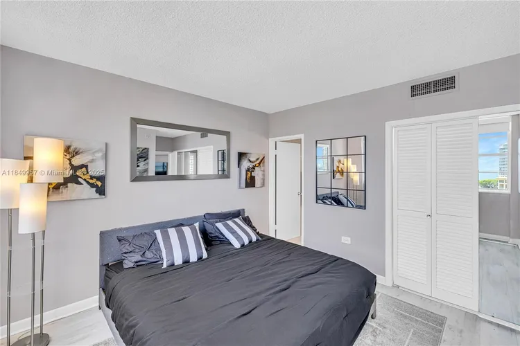 Four Ambassadors #970 image #16