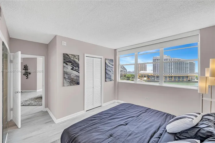 Four Ambassadors #970 image #17