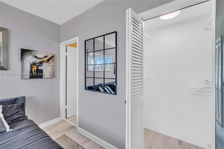 Four Ambassadors #970 image #18