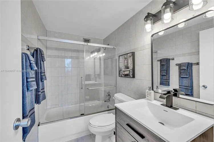 Four Ambassadors #970 image #19