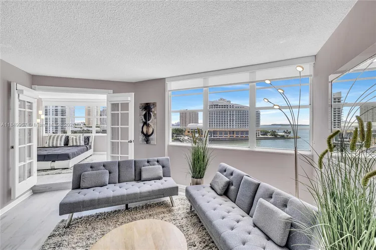 Four Ambassadors #970 image #6