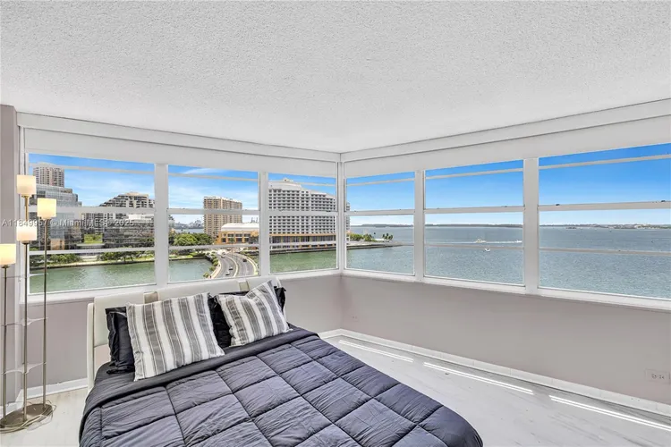 Four Ambassadors #970 image #7