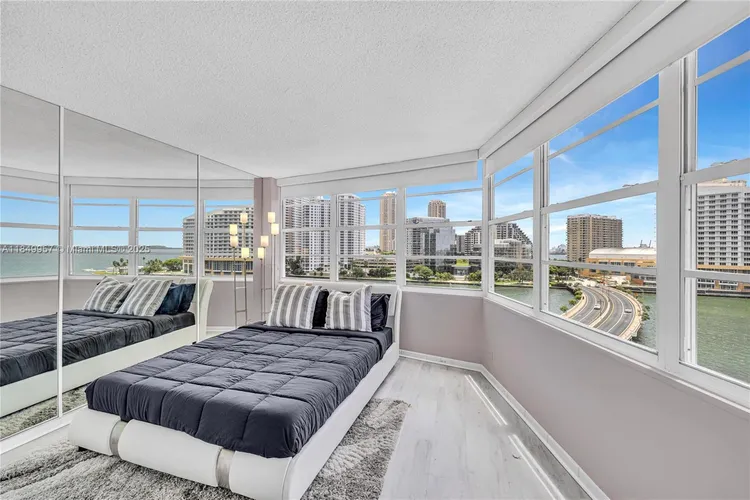 Four Ambassadors #970 image #8