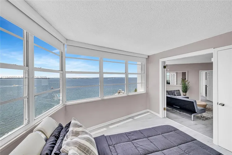 Four Ambassadors #970 image #9