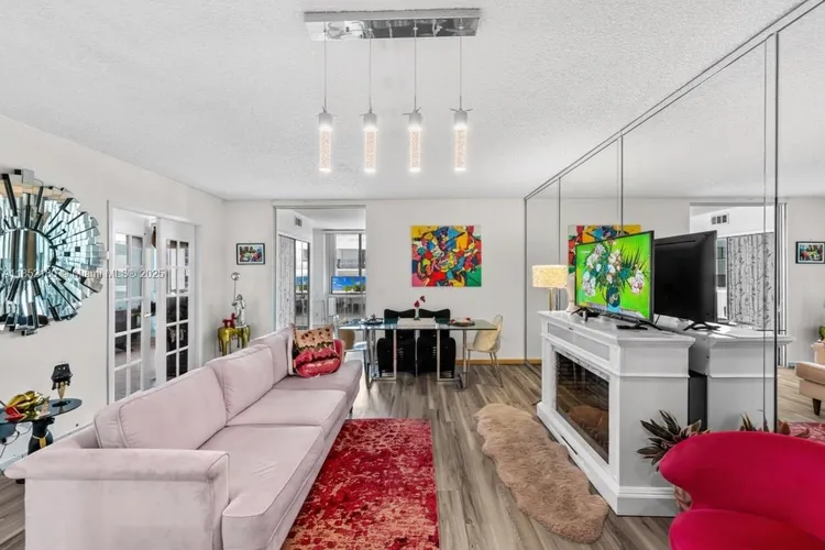 Carriage House #511 image #10