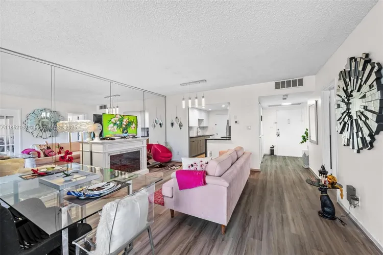 Carriage House #511 image #11